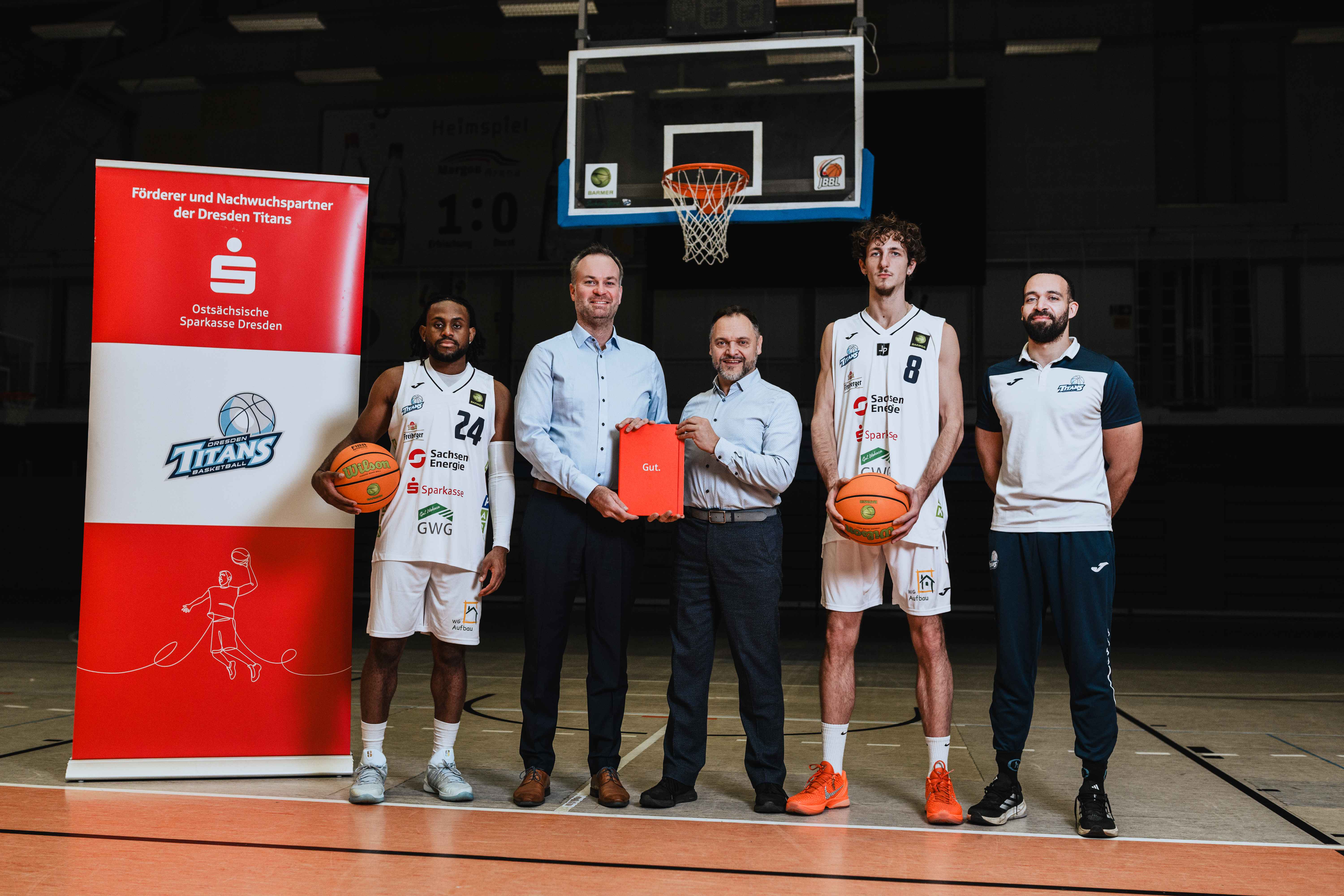 Sponsoren News: Ostsächsische Sparkasse Dresden verlängert Sponsoring-Vertrag mit den Dresden Titans vorzeitig bis 2028